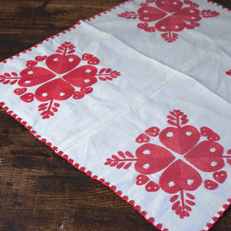 トランシルバニアのハート刺繍のリネンクロス68×62cm ge-1018の通販