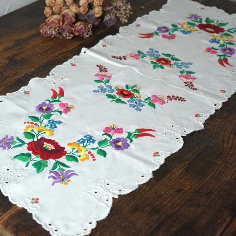 新品 ハンガリー カロチャ刺繍 テーブルクロス 伝統工芸品 テーブルランナー 新品 ハンガリー カロチャ刺繍 テーブルクロス 伝統工芸品