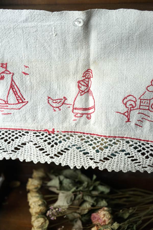ハンガリーリネンに赤の刺繍とクロッシュレースの棚飾り43×20cm ge