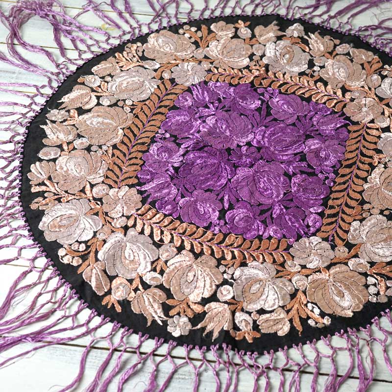アンティークのハンガリーマチョー刺繍のラウンド型房付きクロスW108cm