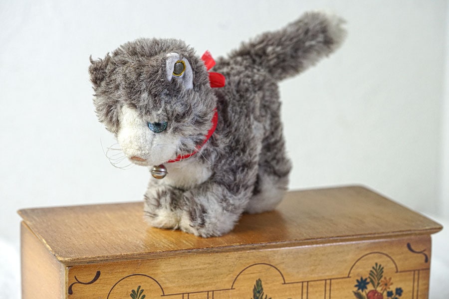 ギターにじゃれるねこちゃんチャーム　とらねこ ギターにじゃれるねこちゃんチャーム黄とら