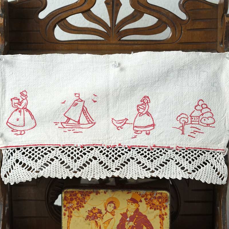 ハンガリーリネンに赤の刺繍とクロッシュレースの棚飾り35×25cm ge 