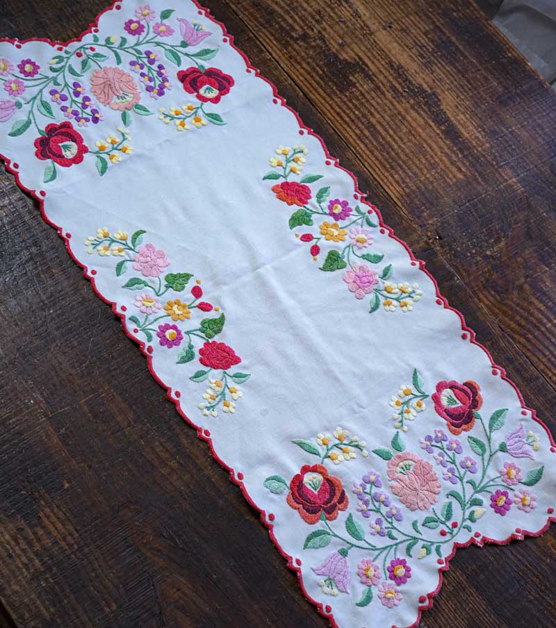 ハンガリー蚤の市購入ヴィンテージカロチャ刺繍カーテン2枚 刺繍の国ハンガリーのカロチャ刺繍ランナー90×38cm ge-1021の通販