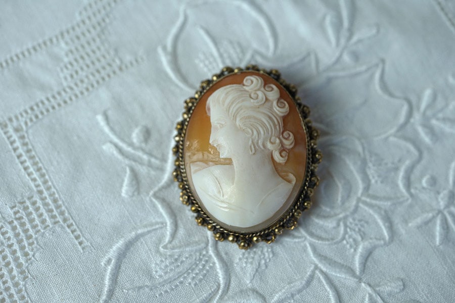 アンティークシェルカメオ＆ゴールドのフレームのネックレス兼
