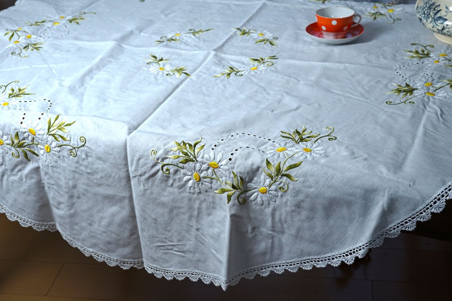 ハンガリーのマーガレット手刺繍とクロッシュレースのラウンドテーブル