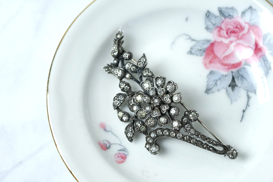 15％OFF】スターリングシルバーにクリスタルガラスストーンのお花