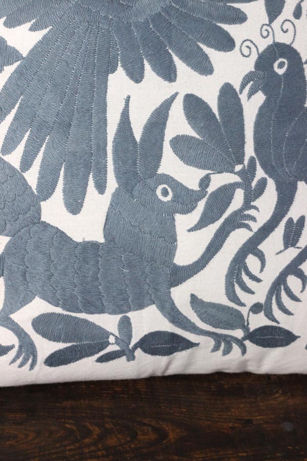 新品＊メキシコ刺繍＊クッションカバー＊グレー系 メキシコのオトミ族のグレーのサテンステッチ刺繍のクッションカバー48
