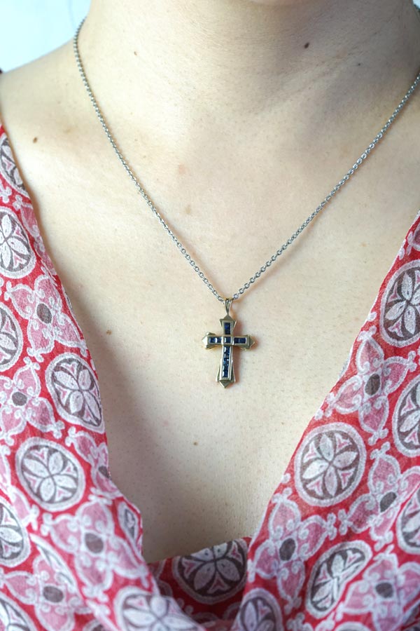 ポーランドの1890年代の9カラットゴールドにサファイヤのクロス