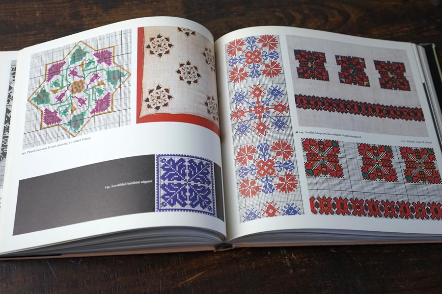ハンガリーの刺繍本Keresztszemes Kezimunkak1980年代 gh-305の