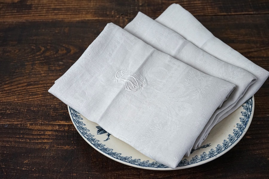 ダマスク織リネンにアルファベットイニシャル刺繍の大判ナプキン67