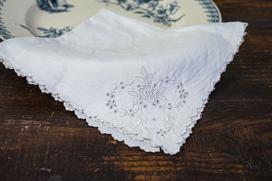 アンティークリネンにホワイトワーク刺繍のハンカチ44×43.5cm ge-1129
