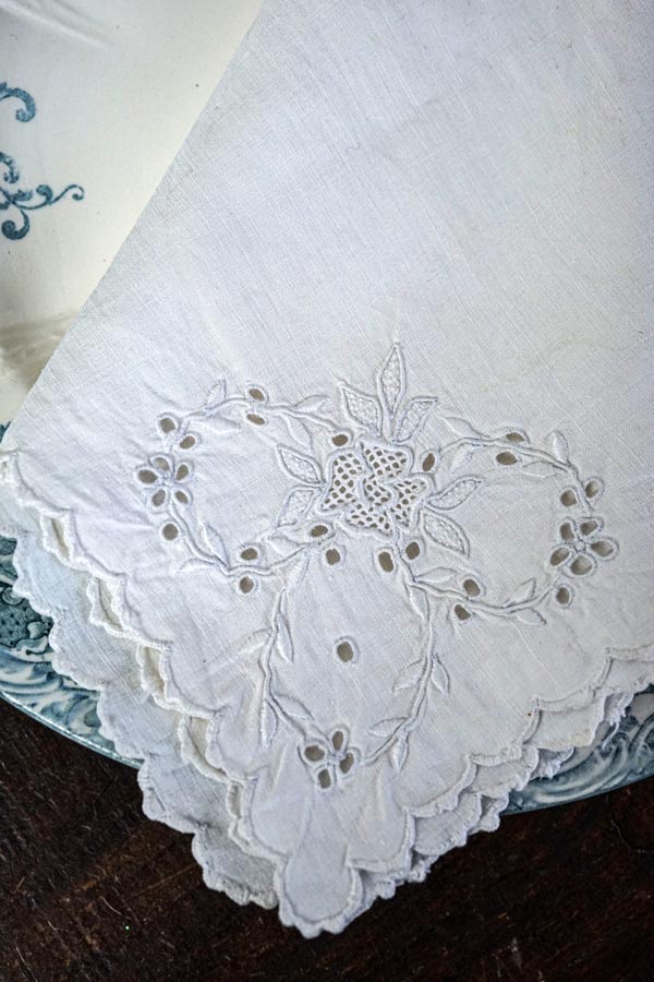 アンティークリネンにホワイトワーク刺繍のハンカチ44×43.5cm ge-1129