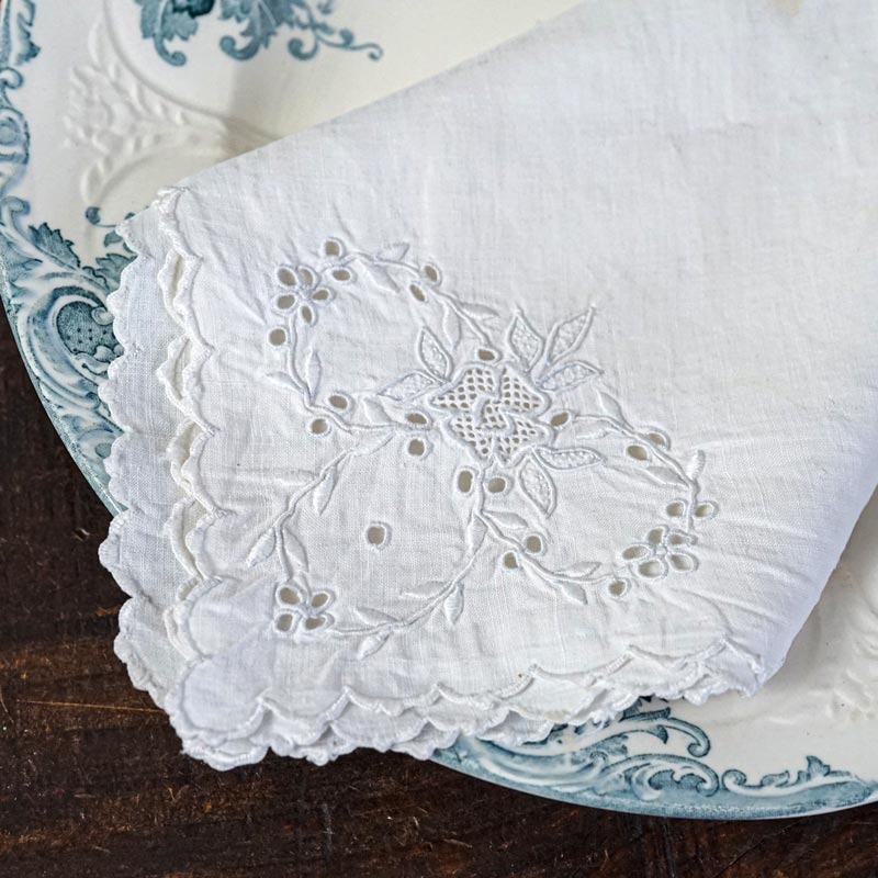 アンティークリネンにホワイトワーク刺繍のハンカチ44×43.5cm ge-1129