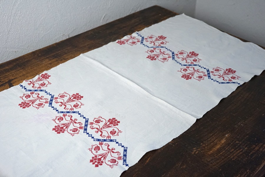 ハンガリー細かいクロスステッチ刺繍の美しいリネン50×110cm 1930年代