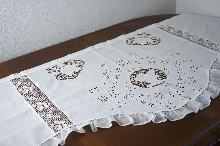 ハンガリーのホワイトワーク刺繍とフィレレースのカフェカーテン