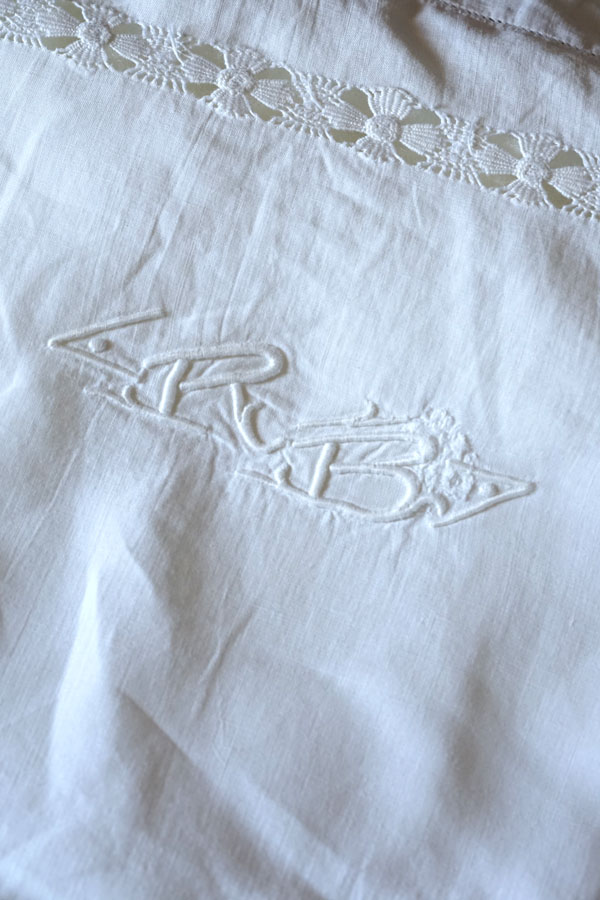 イギリスのホワイトワーク刺繍にRBアルファベット刺繍の