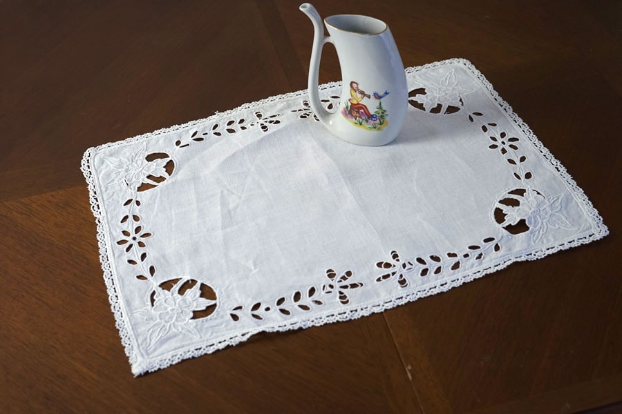 アンティーク フランス/ ベルギー アイレット刺繍 フリンジ装飾付リネンクロス アンティーク フランス/ ベルギー アイレット刺繍 フリンジ装飾