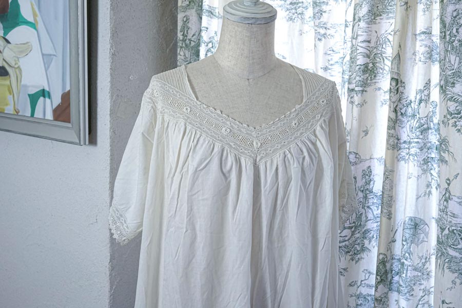 アンティークコットンにクロッシュレースとレーストリムの手縫い