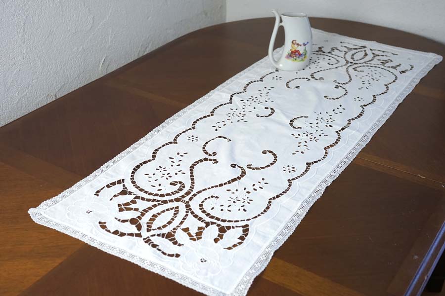フランスヴィンテージ テーブルクロス　ハンドワーク　刺繍 フランスのカットワーク刺繍のテーブルランナー40×110cm ge-1136