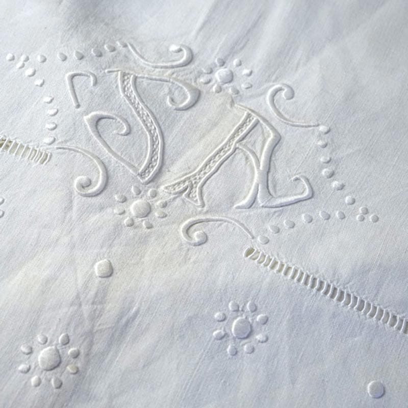 1920年代フランス製ホワイトワーク刺繍の「ドラ」（ベッドリネン
