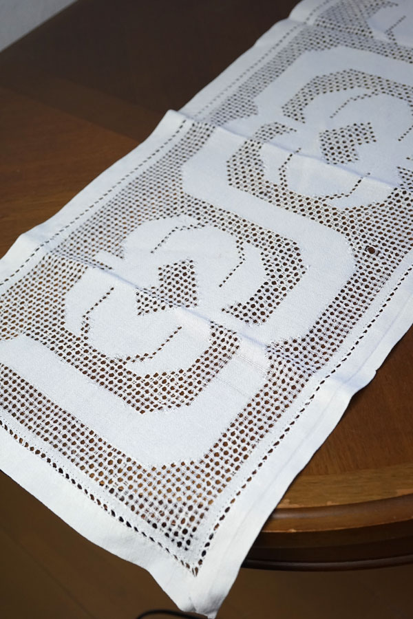 ヴィンテージイギリステーブルクロス　手刺繍　ドロンワーク　テーブルリネン ドロンワーク刺繍テーブルランナー（125cm） イギリス