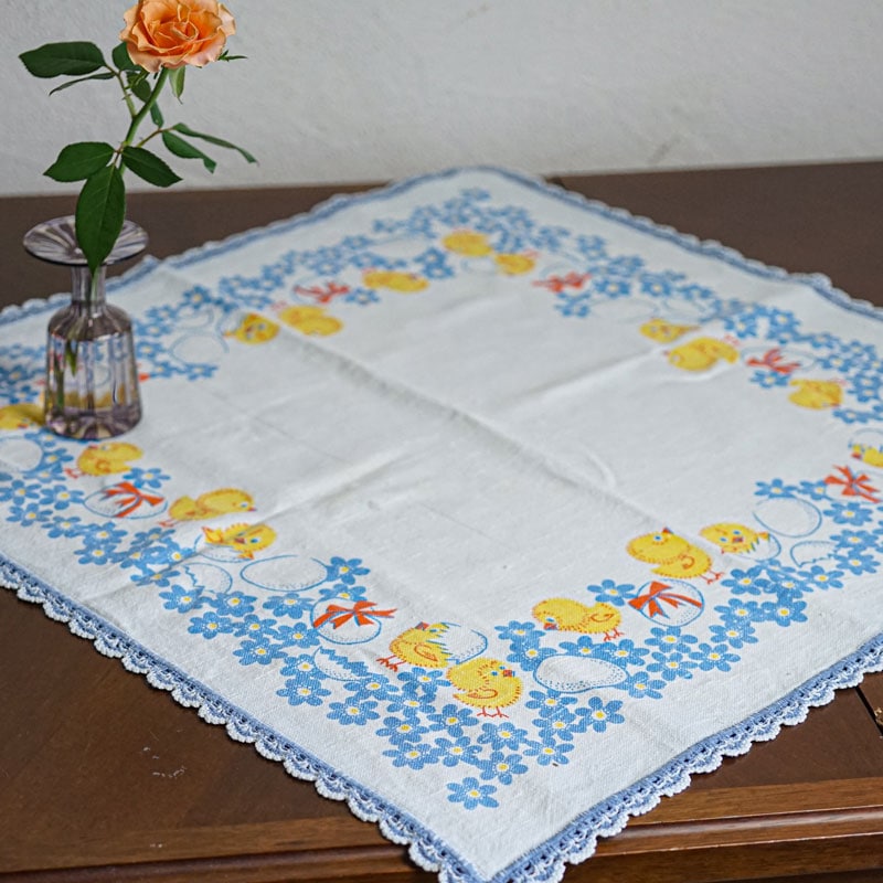 ビヨンヴィンブラッド　ビンテージブルー少女絵柄のテーブルクロス！可愛いです！ ビヨンヴィンブラッド ビンテージブルー少女絵柄のテーブル