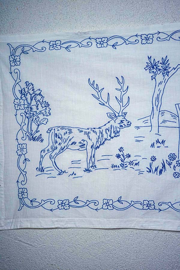 ハンガリー刺繍のタペストリー 幸せな2人を祝福する鹿139×60cm