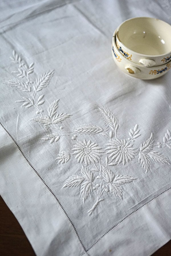 フランスのホワイトワーク刺繍のテーブルセンター93×64cm ge