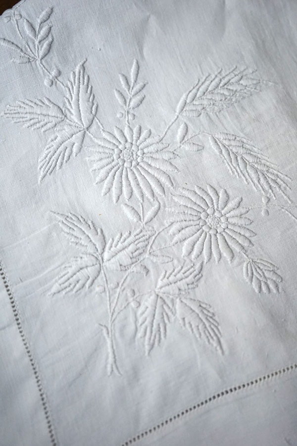 フランスのホワイトワーク刺繍のテーブルセンター93×64cm ge