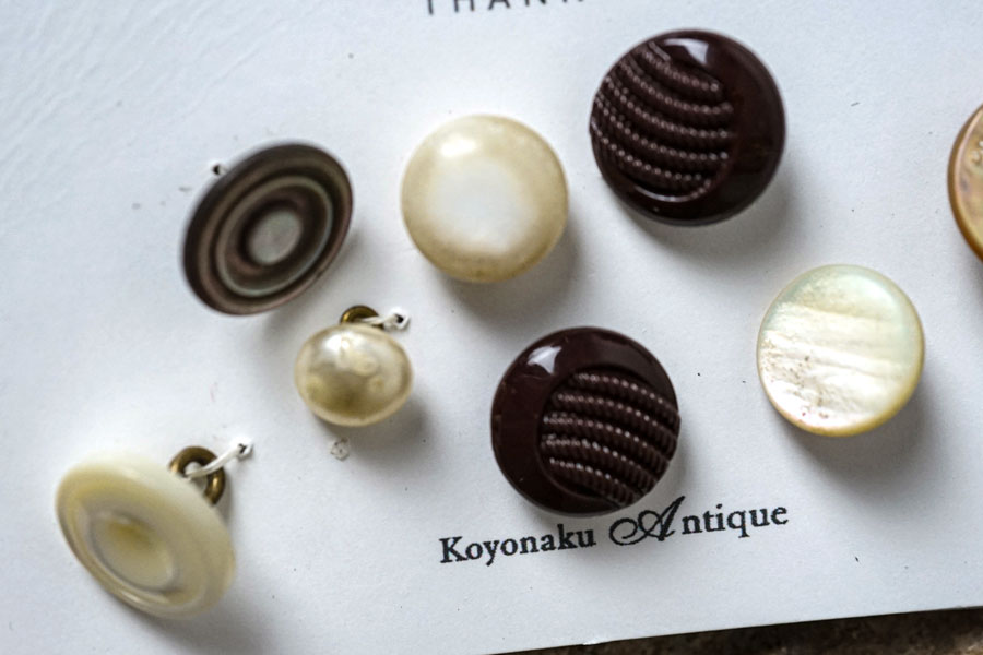 売り切れました。アンティークヴィンテージガラスボタンとコットンパールイヤーフック お買い得】アンティークのマザーオブパールやガラスパールや