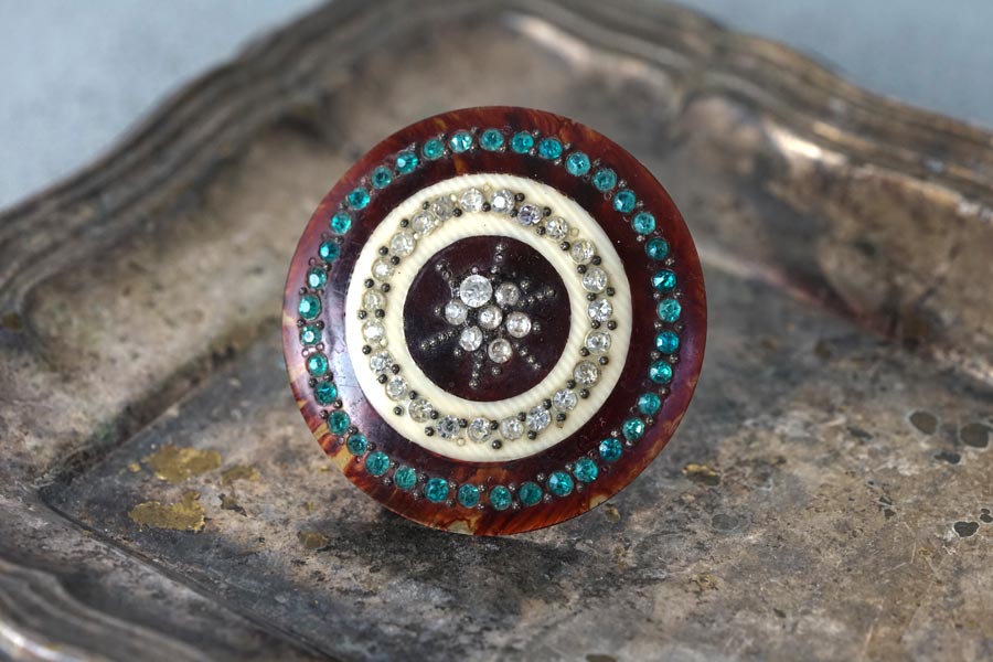 ベークライトにラインストーンが一杯のボタンブローチ1940年代頃W4.4cm