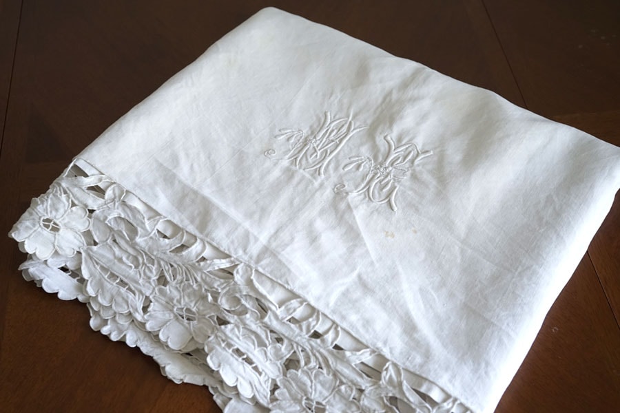 フランスアンティークカットワーク刺繍とモノグラムHG入りリネンシーツ
