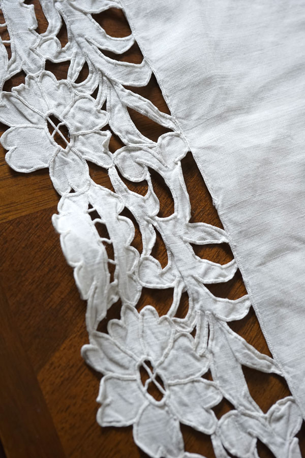フランスアンティークカットワーク刺繍とモノグラムHG入りリネンシーツ