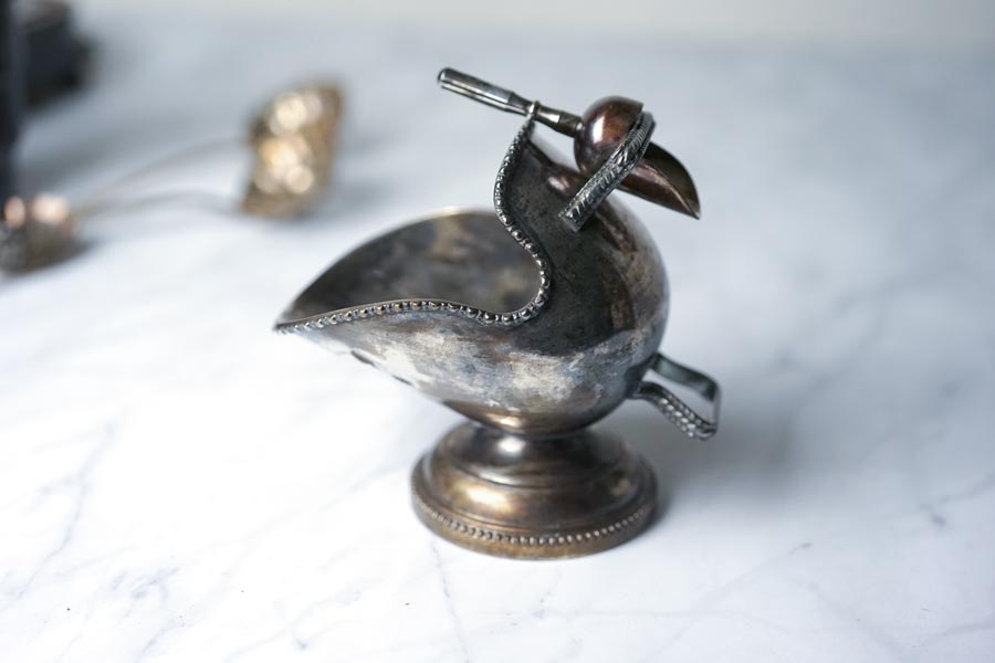 ヴィクトリアンのシルバープレートのシュガースカットル（シュガー入れ