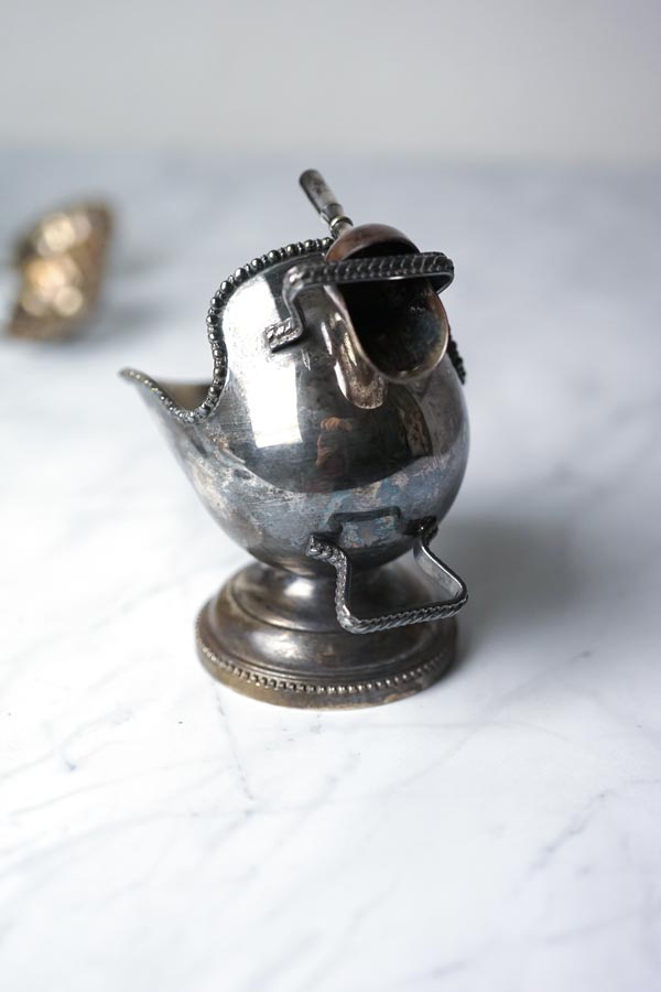 ヴィクトリアンのシルバープレートのシュガースカットル（シュガー入れ