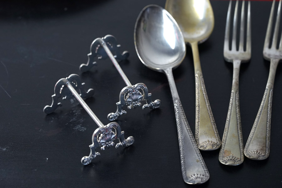 フランスのシルバープレートのナイフレストとカトラリーのペアセット