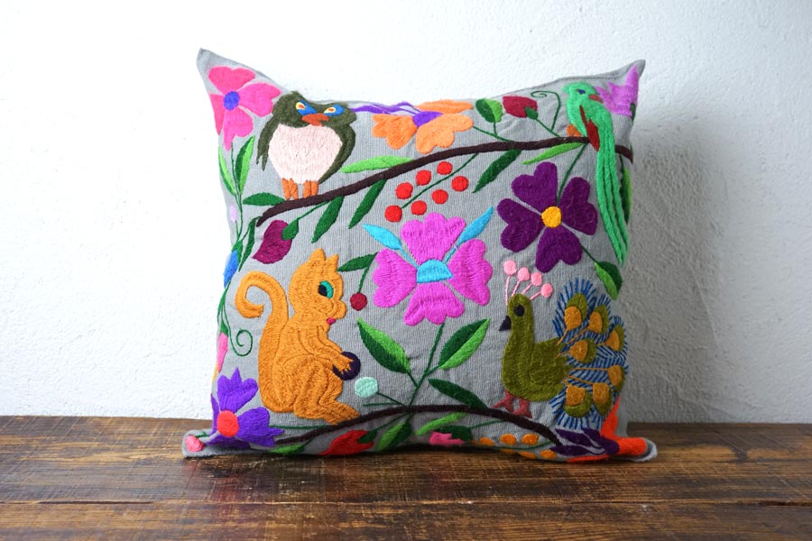 オアハカの森の仲間たち】手刺繍のアニマル・クッションカバー45×42cm