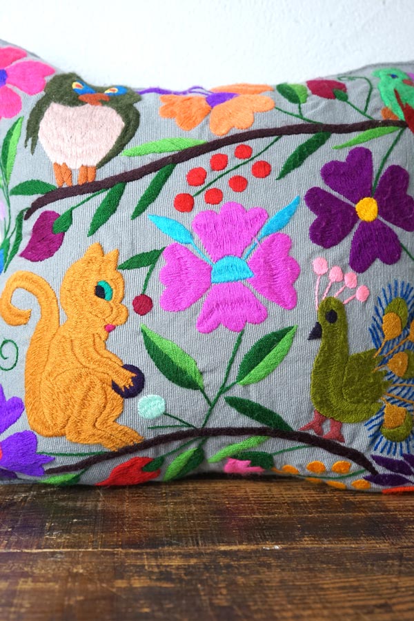 オアハカの森の仲間たち】手刺繍のアニマル・クッションカバー45×42cm