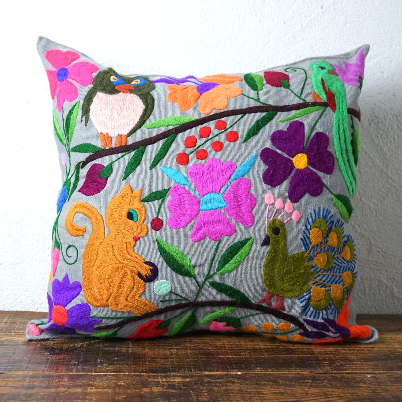 オアハカの森の仲間たち】手刺繍のアニマル・クッションカバー45×42cm