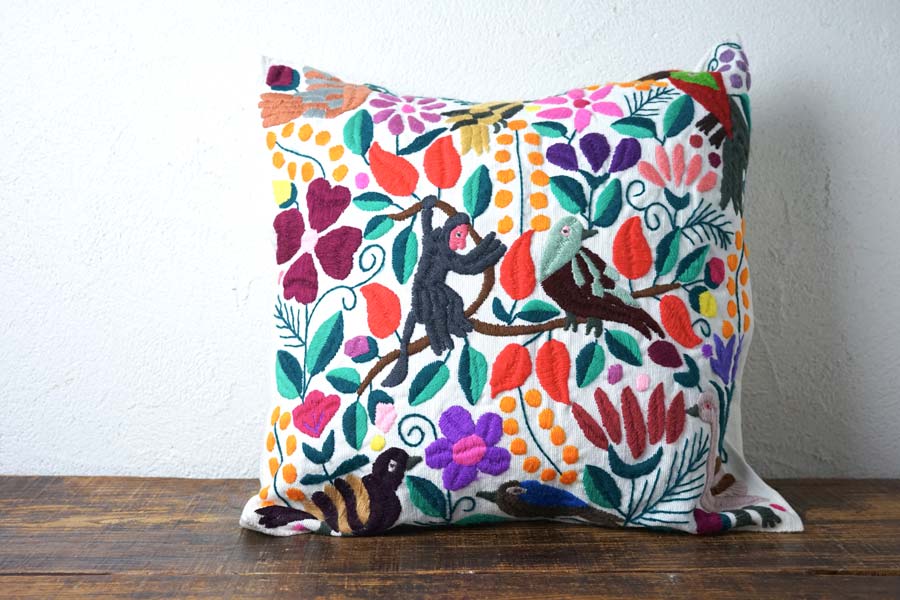 白いキャンバスに躍るオアハカの森のカーニバル刺繍のクッションカバー