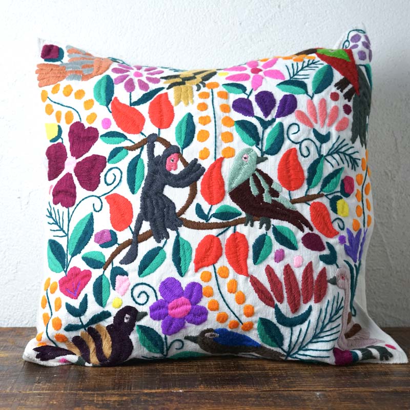 白いキャンバスに躍るオアハカの森のカーニバル刺繍のクッションカバー