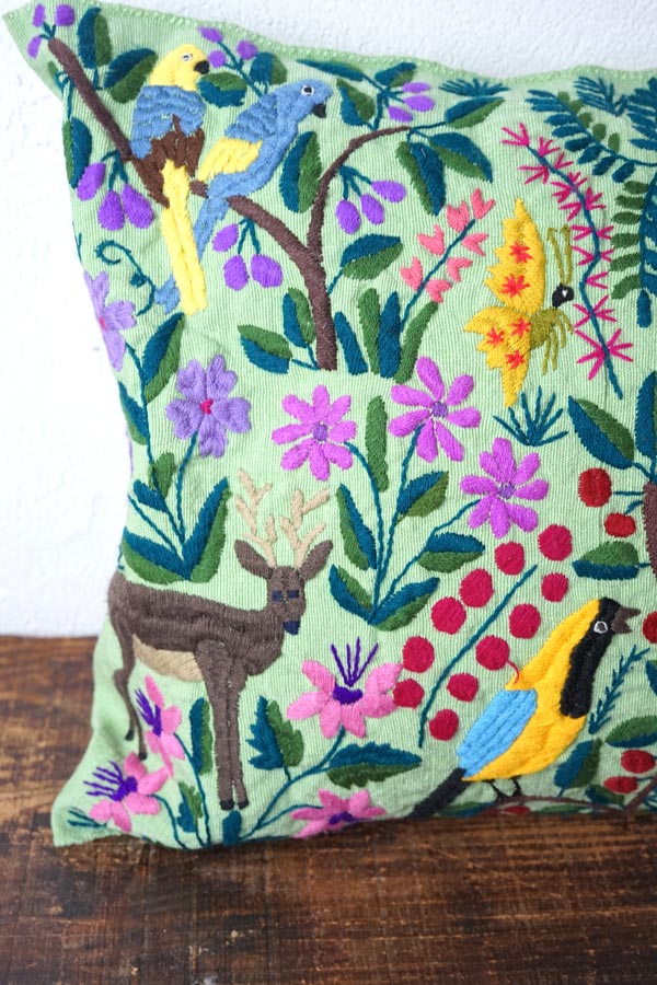 ライムグリーンの森に集う愛らしい番（つがい）の鳥たち刺繍の