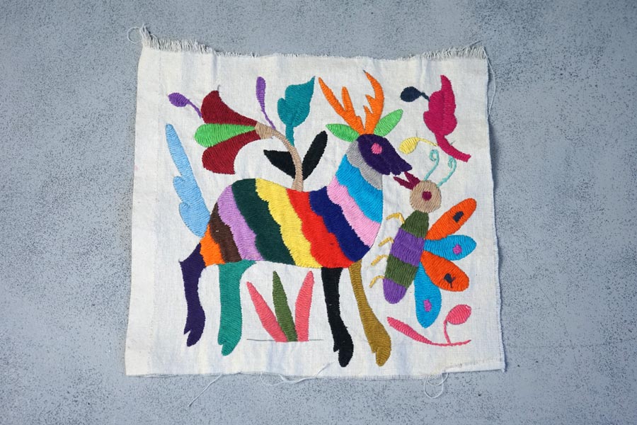 メキシコ・オトミ族のテナンゴ刺繍・シカと蝶24×22cm ge-1156の通販