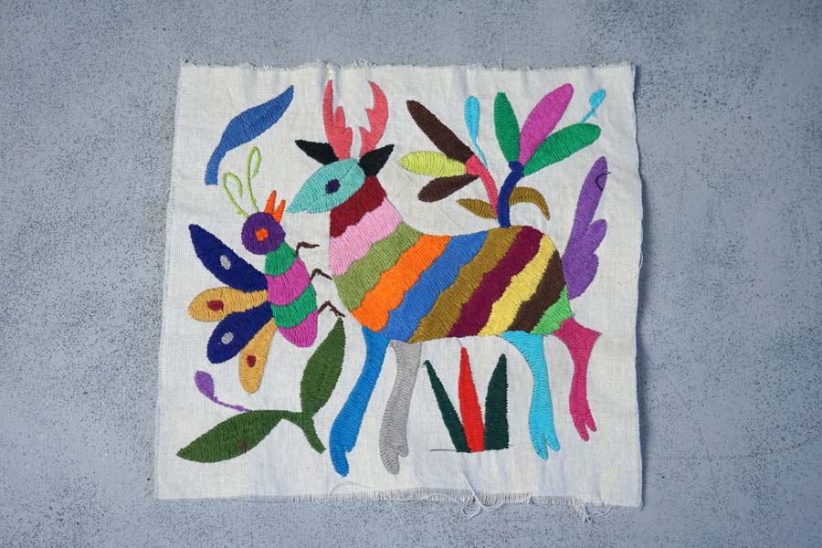 花と蝶のメキシコ伝統テナンゴ刺繍クッションカバー メキシコ・オトミ族のテナンゴ刺繍・シカと蝶24×22cm ge-1157の通販