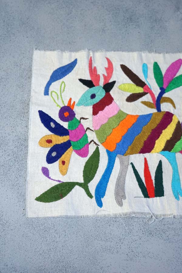 メキシコ・オトミ族のテナンゴ刺繍・シカと蝶24×22cm ge-1157の通販