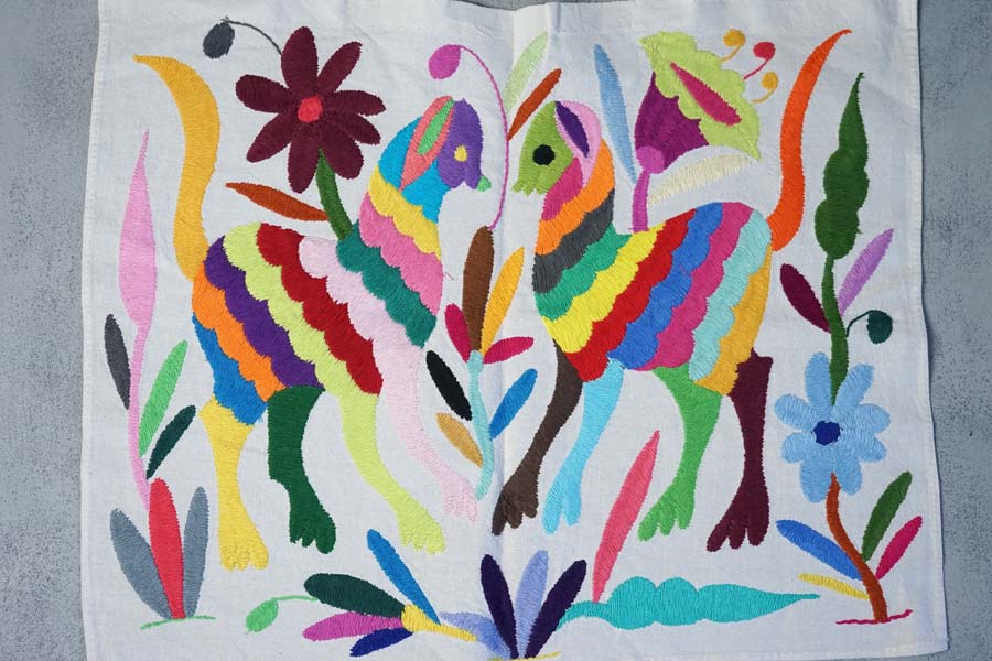 メキシコ・オトミ族のテナンゴ刺繍｜見つめ合う2頭の動物たち43×35cm