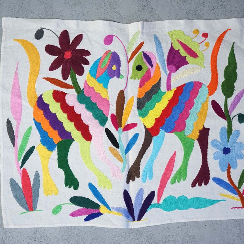 ヴィンテージ 刺繍 アート 額 飾り布 中南米 南米 メキシコ フォークアート メキシコ・オトミ族のテナンゴ刺繍｜見つめ合う2頭の動物たち43×35cm