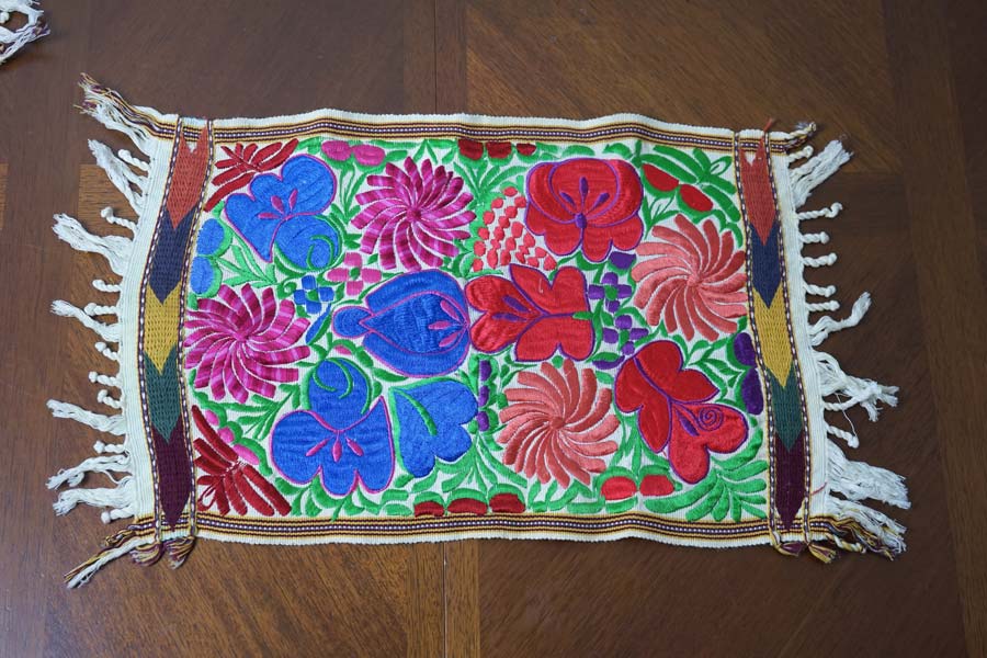 メキシコ・オアハカ・ボルダード・ア・マキナという伝統刺繍のテーブル