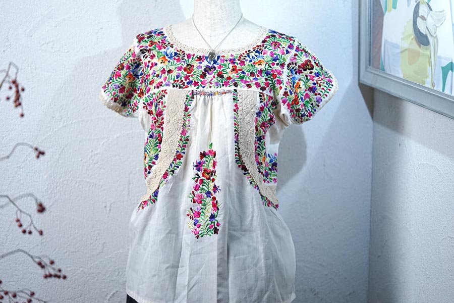 サン・アントニーノ・マリアさんの価値あるパンジー刺繍ブラウス gd