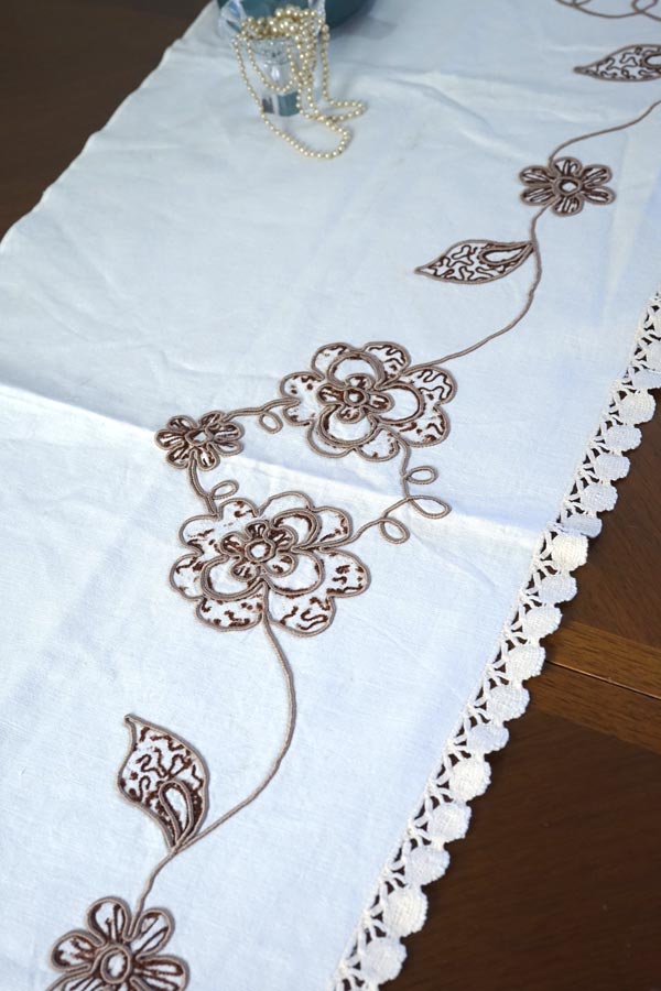 フランスのコードでお花のラインを描いてレースで縁取った棚飾り130